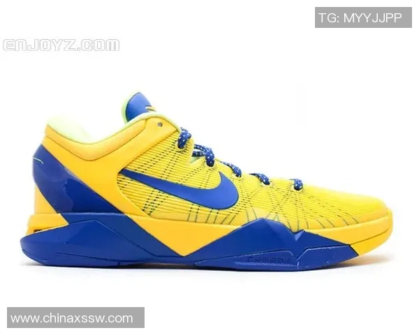 科比签名足球鞋高清图片展示细节与独特设计风格