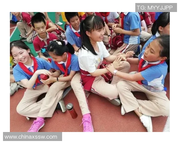 足球巨星围绕小孩训练场景展现团结与希望的力量