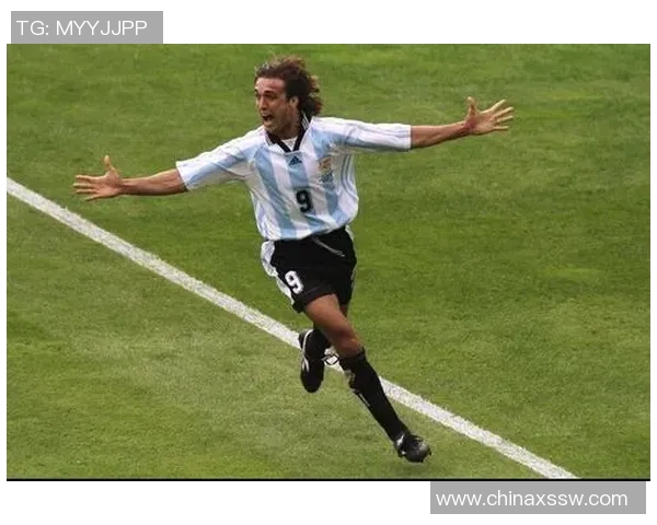 《回顾天下足球十五大球星的传奇足迹与记忆》