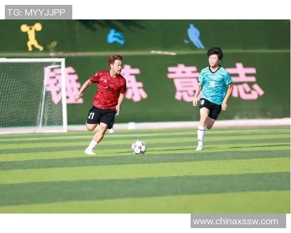 两位足球巨星携手合影展现默契与实力,共同演绎绿茵场上的辉煌瞬间 两位足球巨星携手合影展现默契与实力,共同演绎绿茵场上的辉煌瞬间