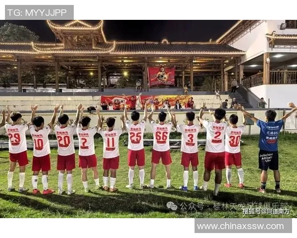 足球巨星亲临赛场现场观战引爆球迷热情掀起观赛狂潮